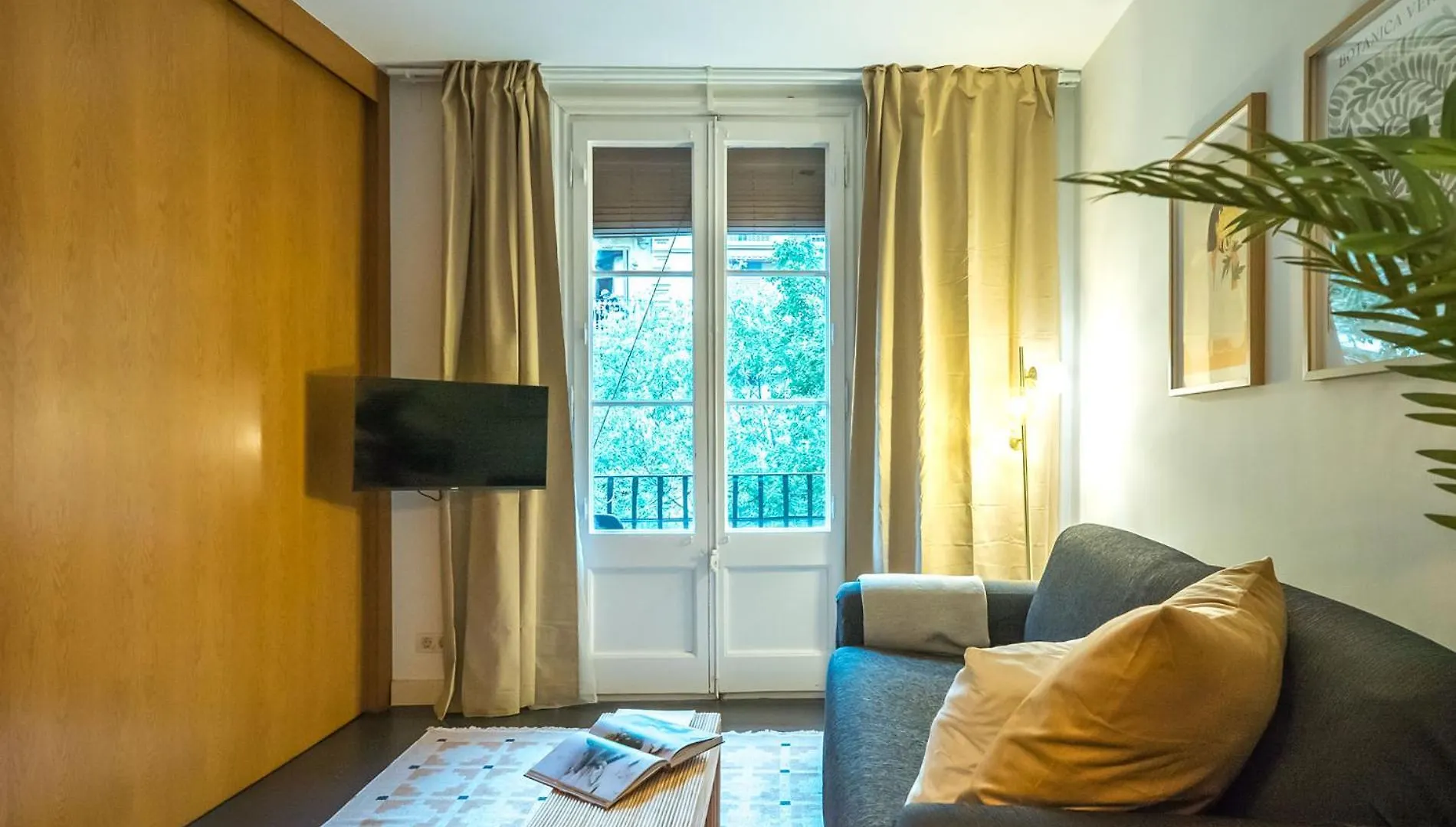 Dana - Enjoy Apartments Rocafort Barcelona