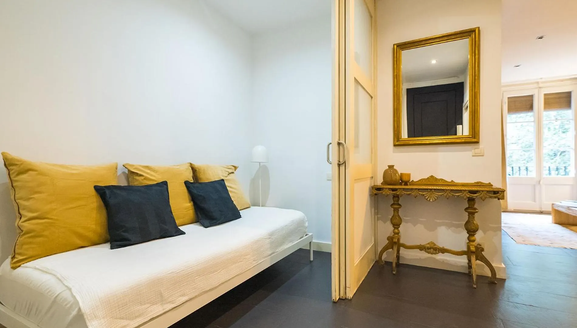 Dana - Enjoy Apartments Rocafort Barcelona