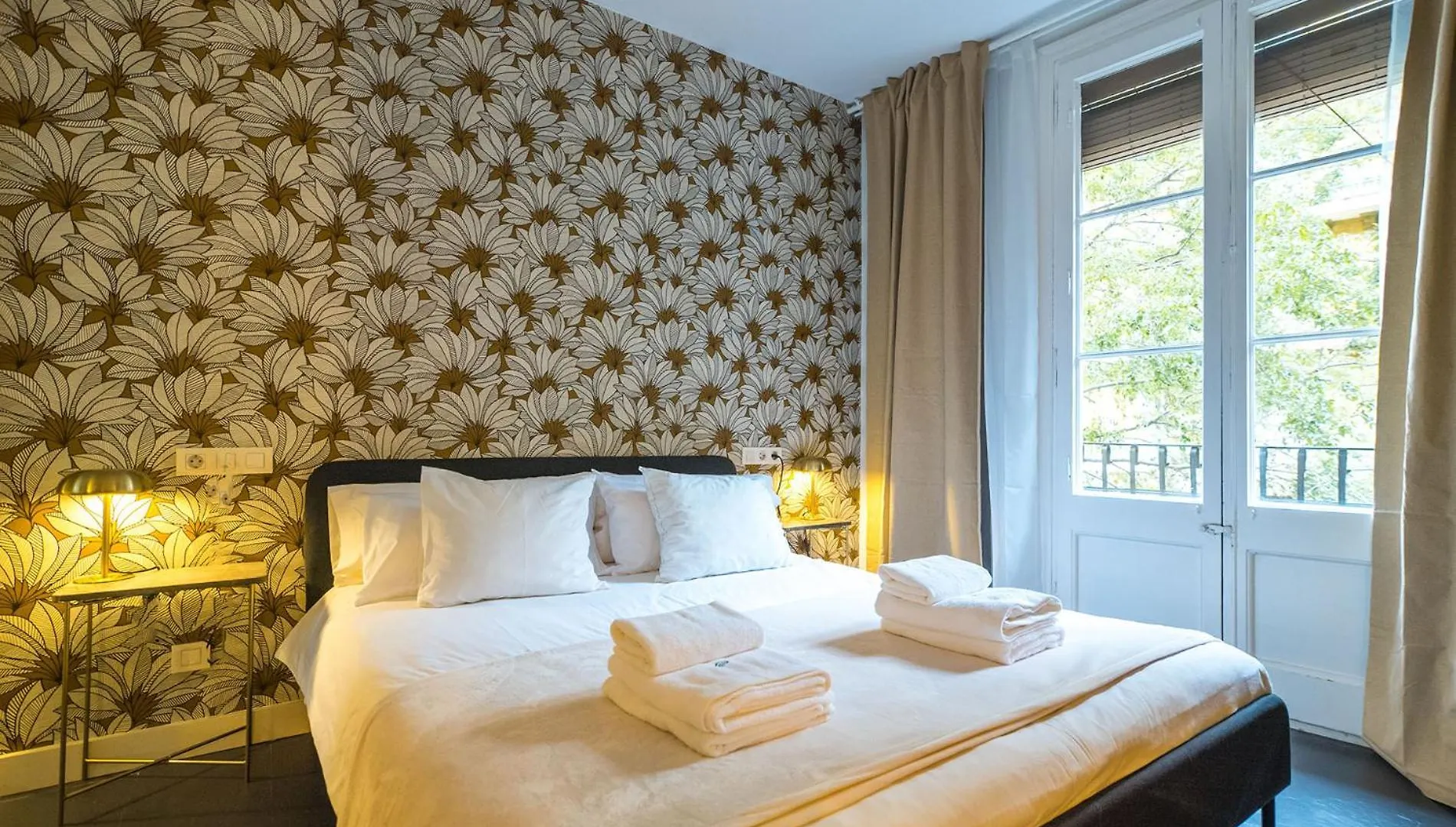 Dana - Enjoy Apartments Rocafort Barcelona